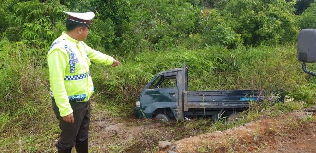 Diduga Ngantuk, Sopir Pick Up  Terjun Ke Semak-Semak