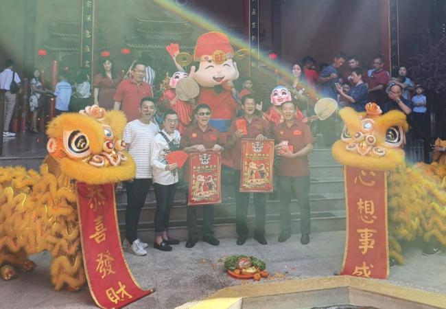 Atraksi Barongsai Pukau Warga di Vihara Samudra Dharma