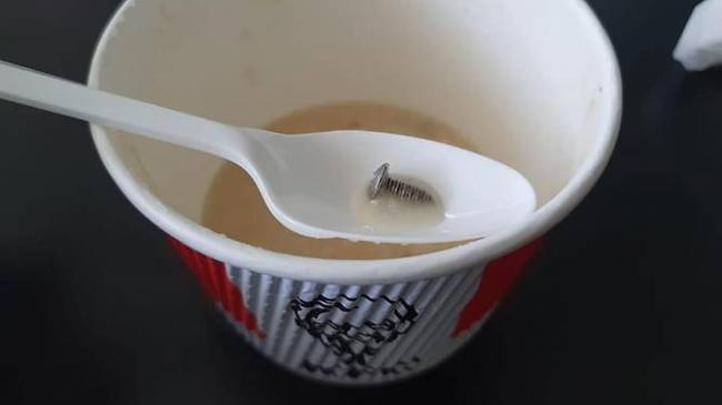 Duh, Pelanggan Meradang usai Temukan Sekrup di Bubur KFC