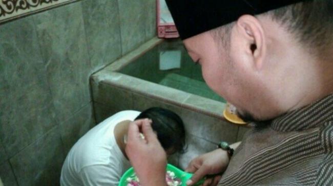 Kalah Pemilu 2019, Caleg Gerindra Dimandikan Air Kembang