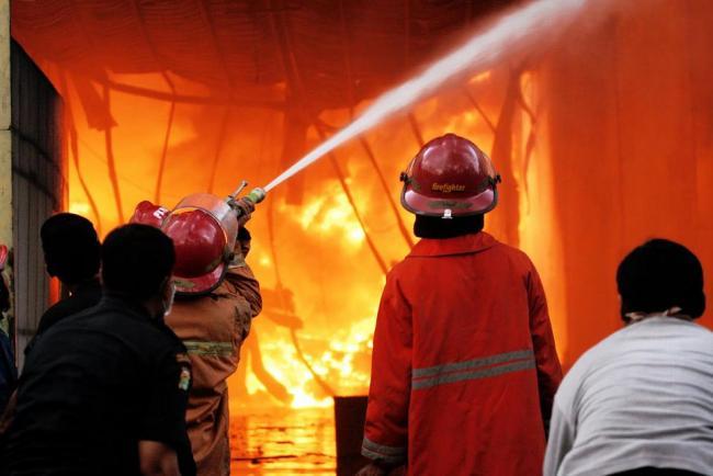 Sebuah Gedung Bekas Hotel Terbakar di Jodoh