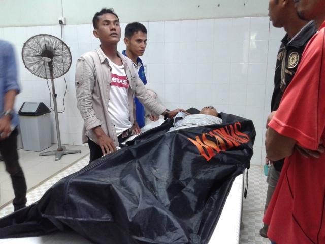 Sopir Taksi Plat Hitam Ditemukan Tewas Dalam Mobil
