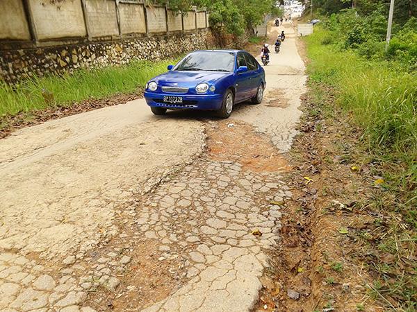 Jalan ke Pantai yang Indah Ini Rusak Parah, Pemerintah ke Mana?