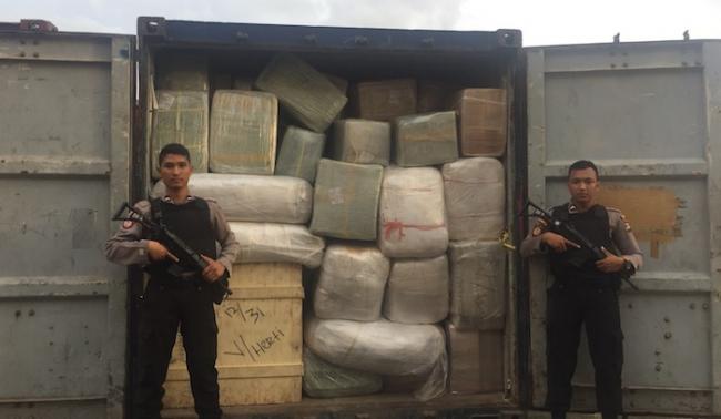 Polisi 5 Jam Bongkar Dua Isi Kontainer, 3 Kontainer Belum Diketahui Isinya