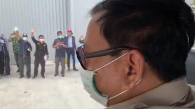 Menteri Prabowo Cuma Bisa Sapa WNI Asal Wuhan di Natuna dari Dalam Bus