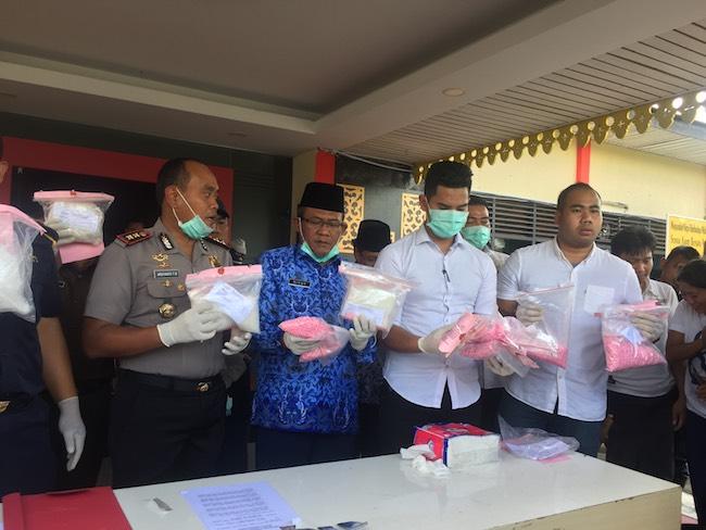 Kapolres Buktikan Keaslian Sabu dan Ekstasi Sebelum Pemusnahan