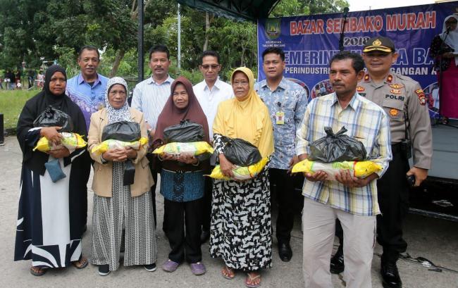 4.200 Paket Sembako Murah Dibagikan Ke Warga Batuaji