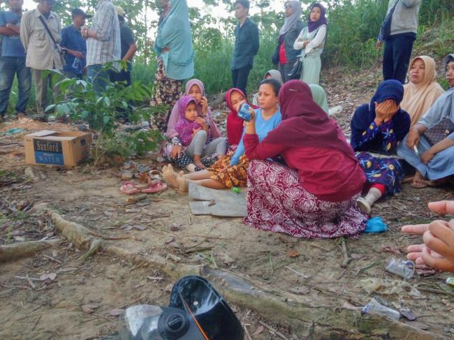 Derai Air Mata Rina Menanti Keberadaan Anak Sulung yang Hanyut