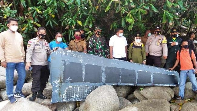 Warga Temukan Sayap Pesawat di Pantai Lagoi