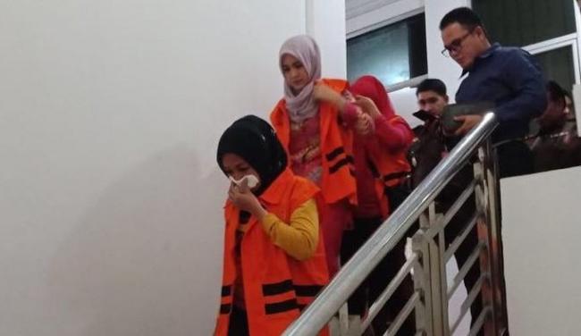 Terlibat SPJ Fiktif, Tiga PNS Pemrov Riau Menangis Digiring ke Tahanan
