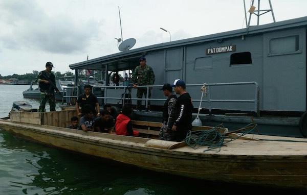 Petugas WFQR Tangkap TKI Ilegal di Dompak