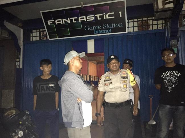 Kesal Ulah Remaja, Polisi dan Lurah Tutup Warnet di Karimun