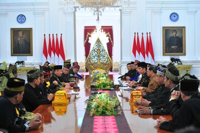 LAM Riau Beri Gelar Adat Datuk Sri Setia Amanah Negara untuk Presiden Jokowi