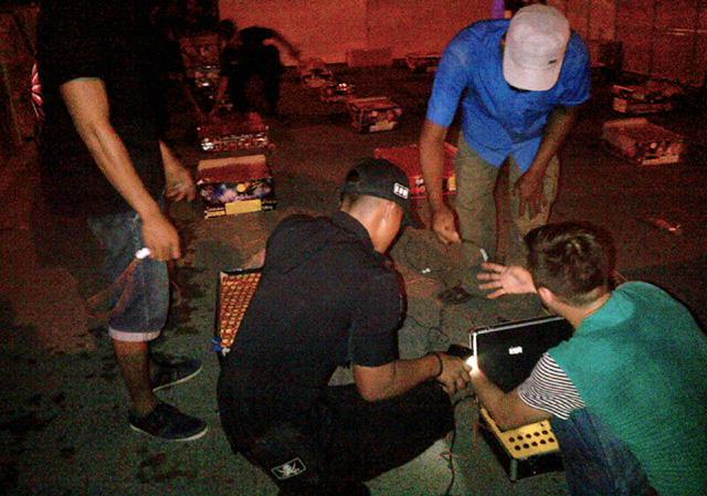 Tim Gegana Periksa Satu Persatu Kembang Api Perayaan Imlek di Batam