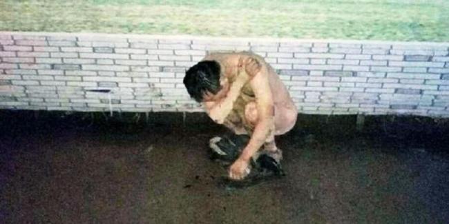 Mesum Bareng Siswi, Seorang Guru Ditelanjangi dan Dipukuli Beramai-ramai