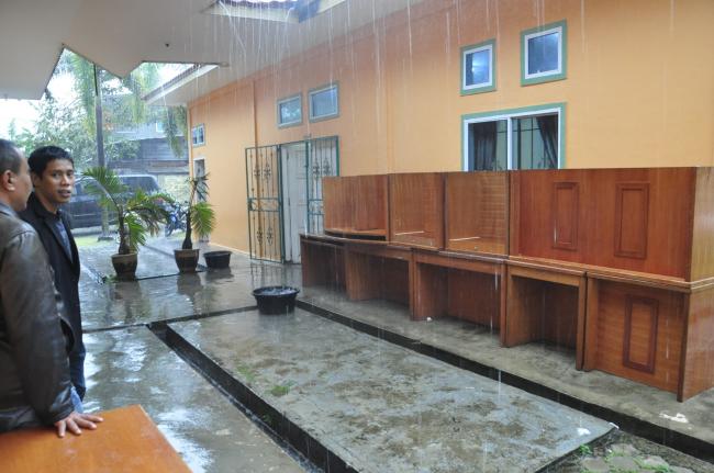 Meja Milik DPRD Karimun Dibiarkan Terkena Hujan-Panas