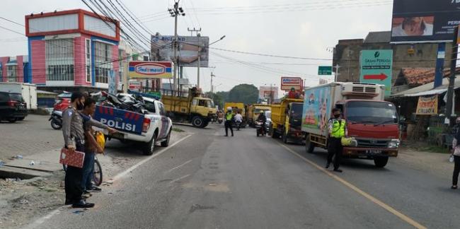 Ban Pecah, Mobil Ambulans Bawa Jenazah Terguling di Jalan 