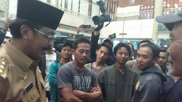 Begini Cara Nurdin Sapa Penumpang di Bandara Saat Sidak