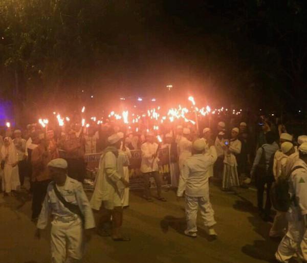 Ratusan Umat Islam Pawai Obor di Engku Putri