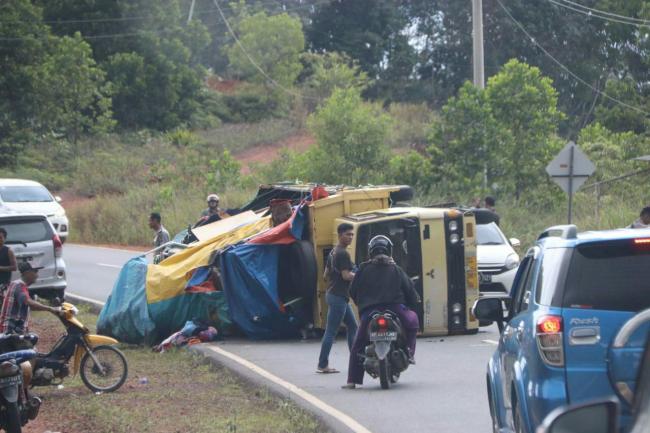 Truk Bermuatan Mebel Terguling di Tanjakan Gizi Teluk Bintan