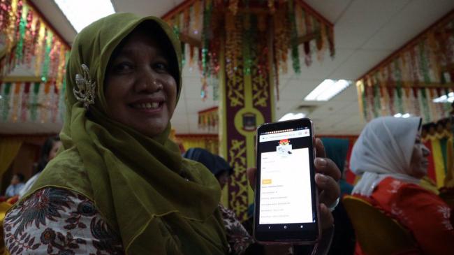 Ibu-ibu Antusias Pelajari Aplikasi Untuk Cek Nama di DPT