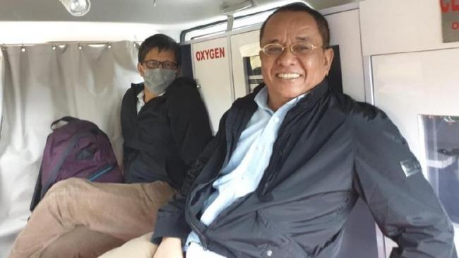 Rocky Gerung Terpaksa Naik Ambulans ke Lokasi Acara 
