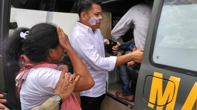 Ibu Rumah Tangga Kena Gas Air Mata: Tolong Pak Anak Saya, Ya Allah Ya Tuhan..