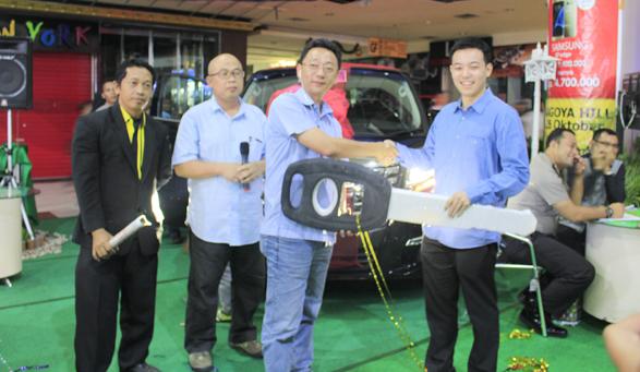 Wow, Henri Anson Sinaga Menangkan Grand Prize Toyota Alphard PKP Great Sale