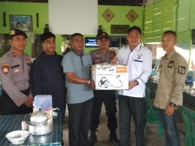 Partai Demokrat Lingga Semprot Disinfektan dan Bersih Sampah di Senayang
