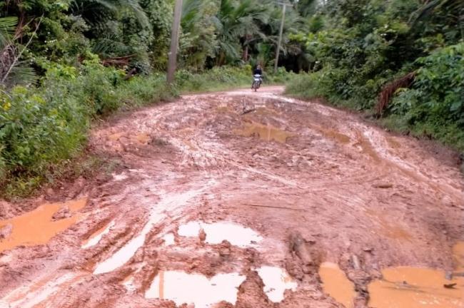 Hati-hati! Jalan Kudung-Teluk di Lingga Licin dan Berlumpur