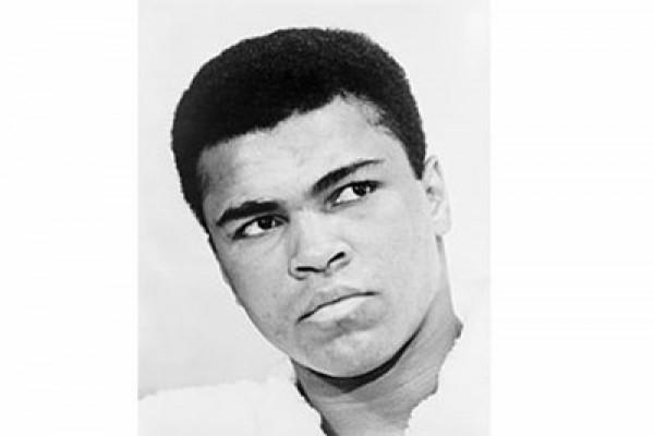 Anak Muhammad Ali Dicegat di Bandara Hanya Karena Agamanya