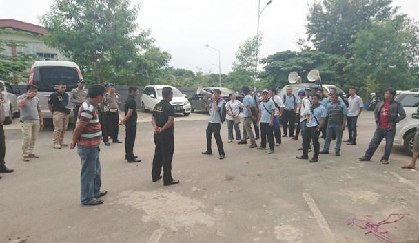  Belasan Karyawan Demo di Batam Centre Hotel