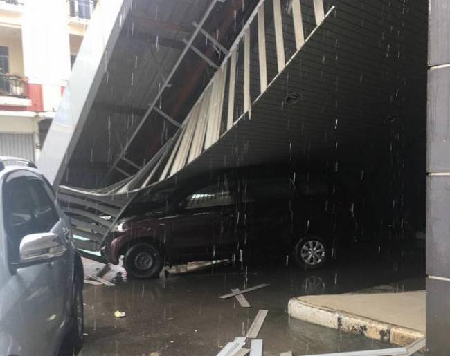 BREAKING NEWS: Bangunan Pelabuhan Feri Harbour Bay Ambruk