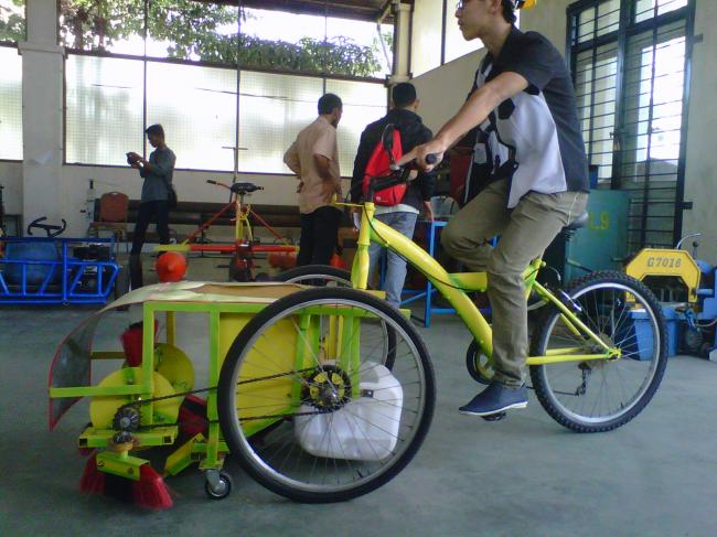 Mahasiswa Poltek Batam Ini Ciptakan Sepeda Bisa Menyapu Sampah Kering (1)