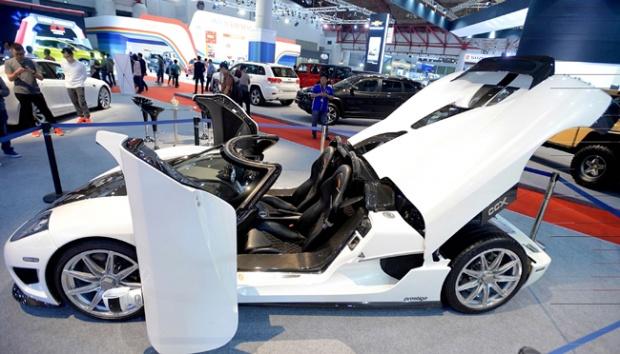 Booth Ini Memasarkan Mobil Super Bekas, Berapa Harganya?
