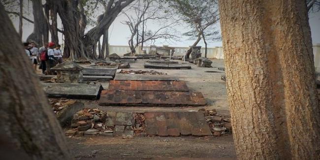 Wisata Sejarah Menegangkan ke Pulau Onrust