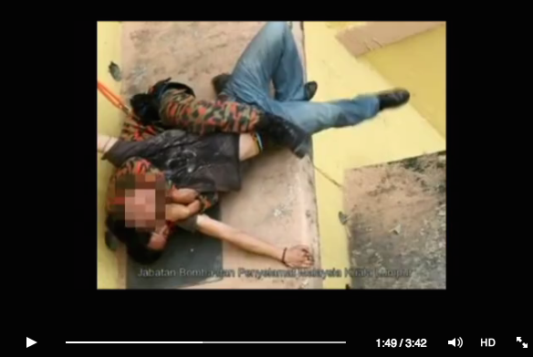 [VIDEO] Petugas Gagalkan Aksi Percobaan Bunuh Diri Seorang Pemuda 