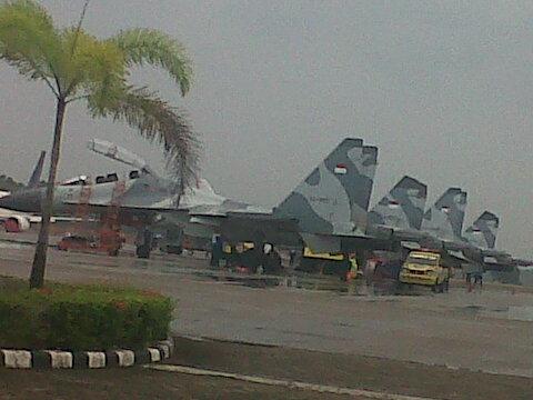 [BREAKINGNEWS] Empat Pesawat Tempur Jenis Sukhoi Mendarat di Hang Nadim Batam. Ada Apa?