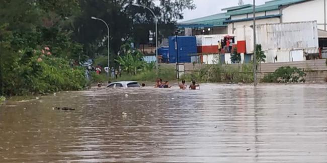 Banjir Rendam Belakang Dutamas, 2 Perempuan Terjebak di Mobil