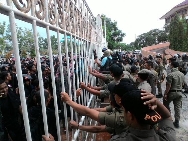 Satpol PP Geruduk Kantor DPRD Kota Batam