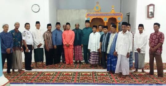 Sekda Natuna Beri Bantuan Minibus untuk Operasional Desa