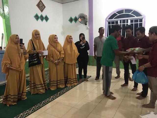 Putra Siregar Bagi-bagi Sembako di Pulau Lance Batam