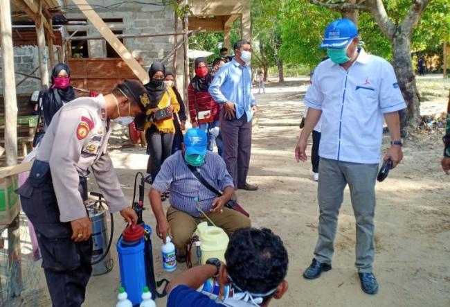 Partai Demokrat Lingga Semprotkan Disinfektan di Suak Buaya Lawan Covid-19