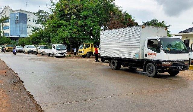Sopir Truk Rela Antre Demi Peroleh Kartu BBM