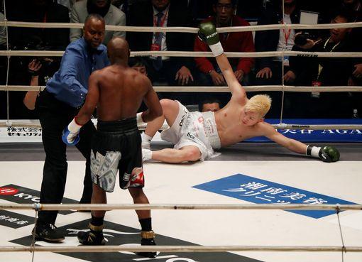 Mayweather Hanya Butuh 140 Detik KO Kickboxer Jepang