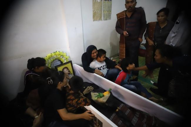 Tangisan Suami dan Ibu Kandung Melepas Kepergian Brigadir Maria Magdalena