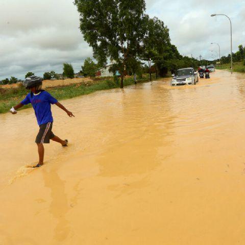 [BREAKING NEWS] Jalan Raya Marina Sekupang Dilanda Banjir hingga 1 Meter