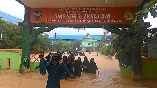 Tak Hujan, SMP Negeri 28 Batam Tetap Kebanjiran