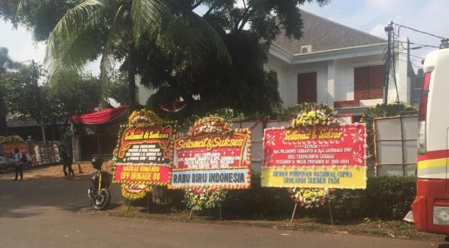 Dipenuhi Karangan Bunga, Begini Suasana Kediaman Prabowo Pagi Ini