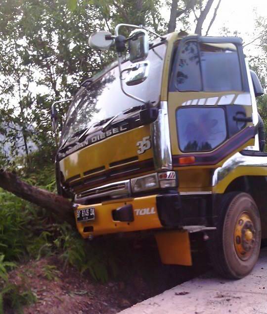 [Jurnalisme Warga] Seperti Lihat Hantu, Sopir Truk Trailer Kecelakaan di Depan Kamar Mayat RSOB